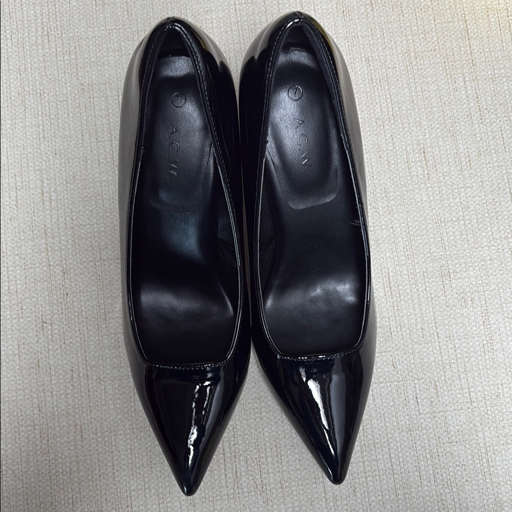 Elegant Black Patent Leather Heels with Pointed Toe
